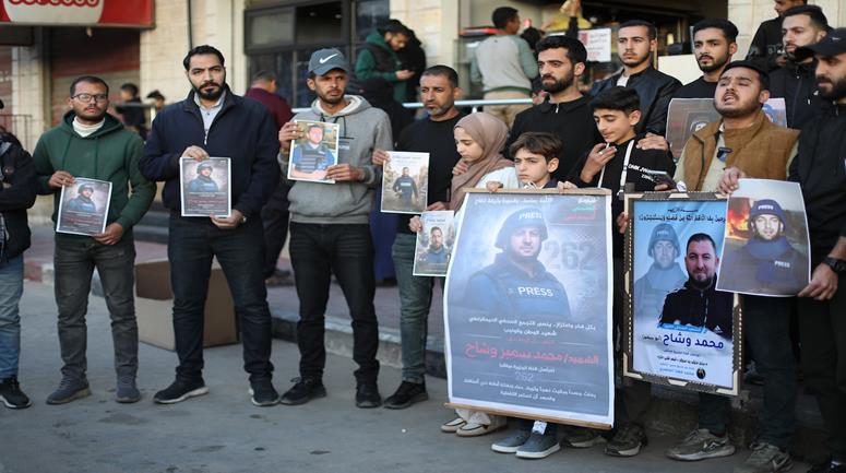 صحفيون يشاركون بوقفة احتجاجية لاستمرار الاحتلال الإسرائيلي باستهداف الصحفيين في قطاع غزة